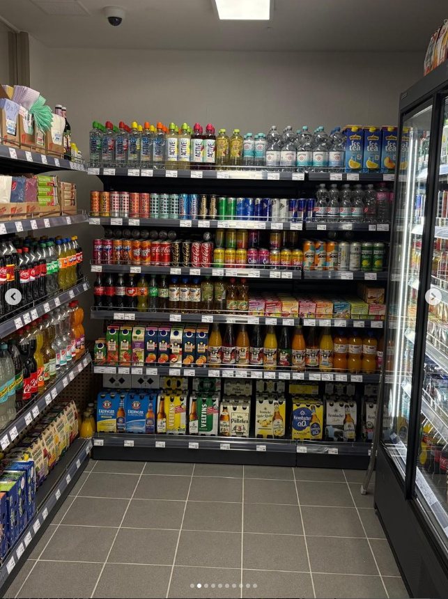Getränkeregal mit Wasser, Softdrinks und Säften bei SEMA