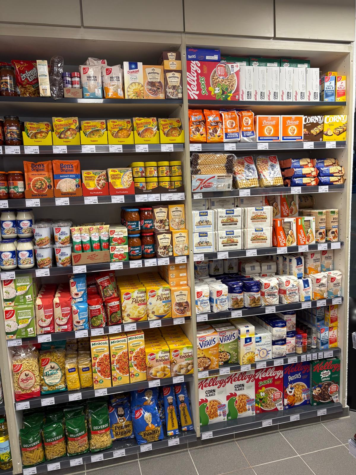 Gut gefüllte Regale im SEMA Markt