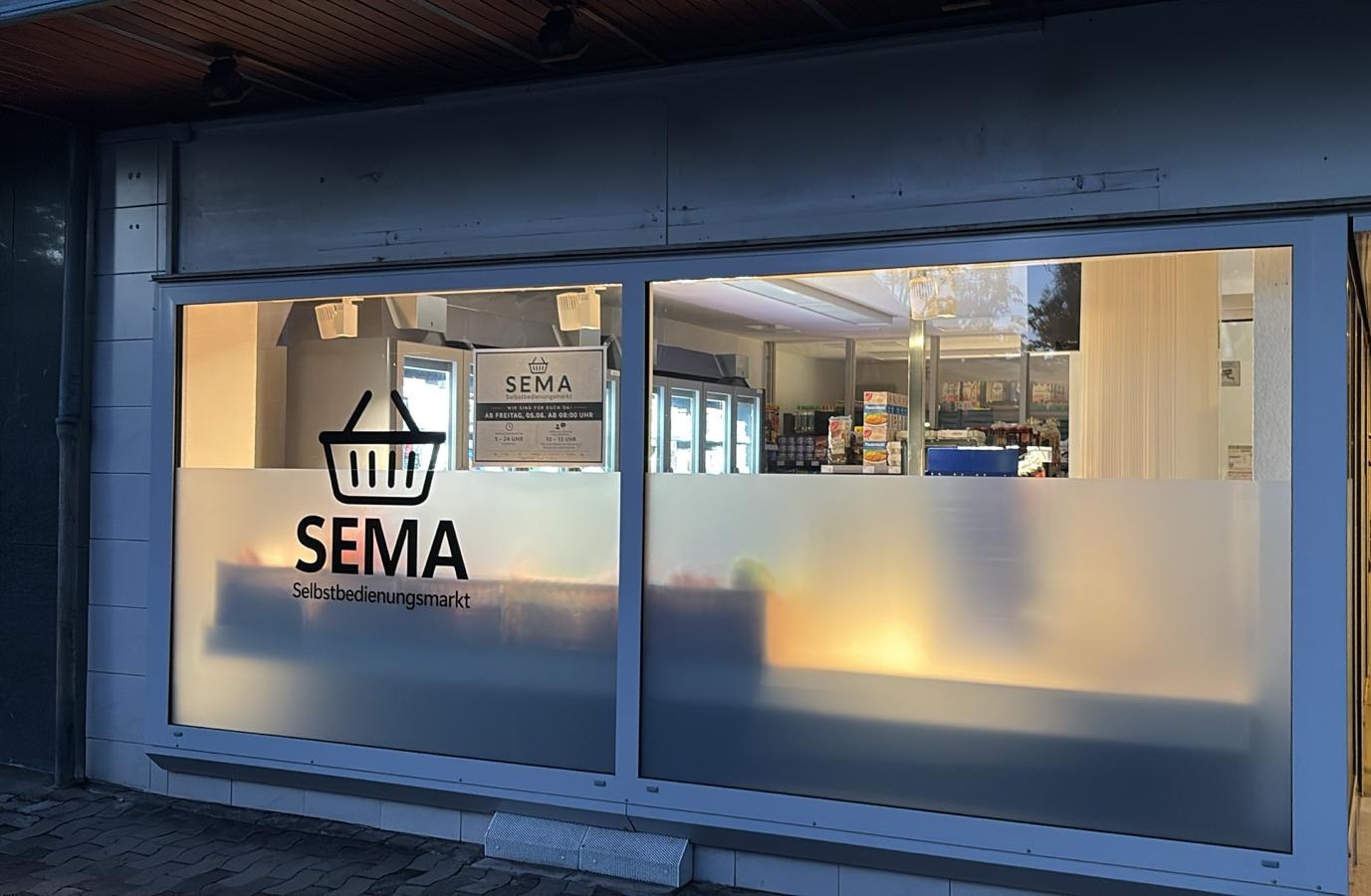 Schaufenster des SEMA Selbstbedienungsmarkts in Meschede