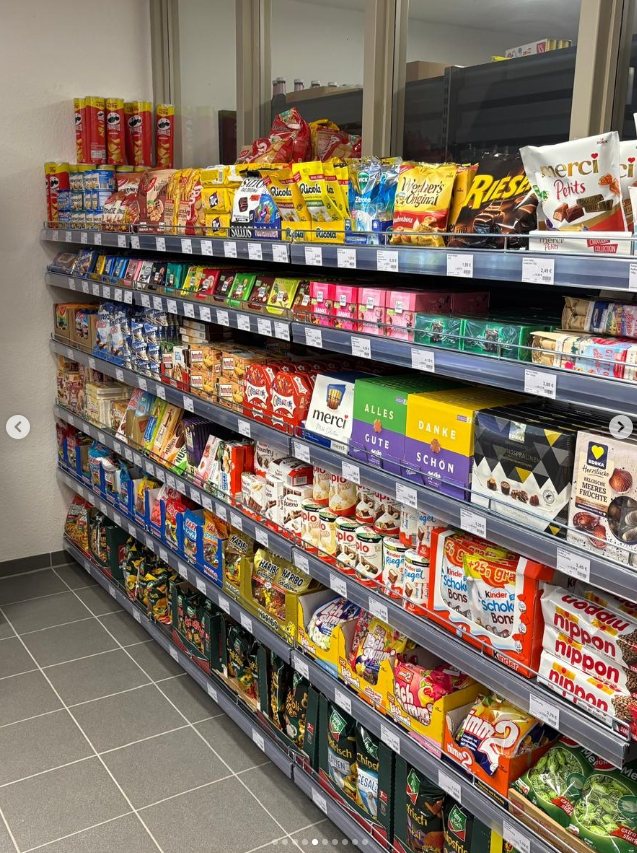 Regal mit Schokolade, Gebäck und Süßwaren bei SEMA