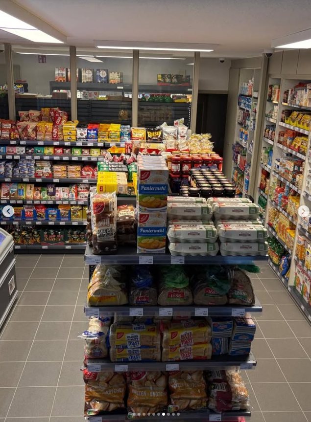Übersicht des SEMA Markts mit gut gefüllten Regalen und Brotinsel