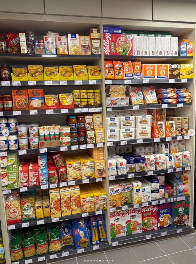 Gut gefüllte Vorratsregale mit Cerealien und Konserven im SEMA Markt